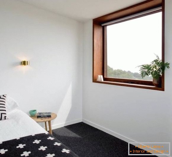 Дизајн прозора у спаваћој соби - фотографија дрвеног прозора