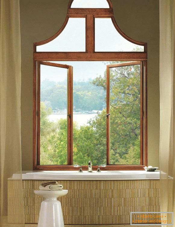 Необичан дрвени прозор у купатилу