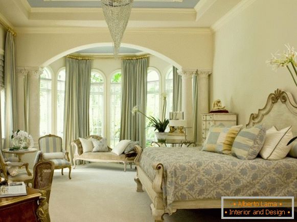Високи лучни прозори - фотографија спаваће собе у класичном стилу