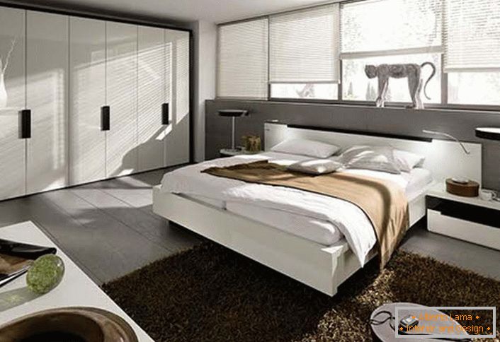 Породична спаваћа соба у стилу Арт Ноувеау. За спаваћу собу је пажљиво изабран намештај. Зидови на глави кревета потпуно су заузети прозори исте величине.