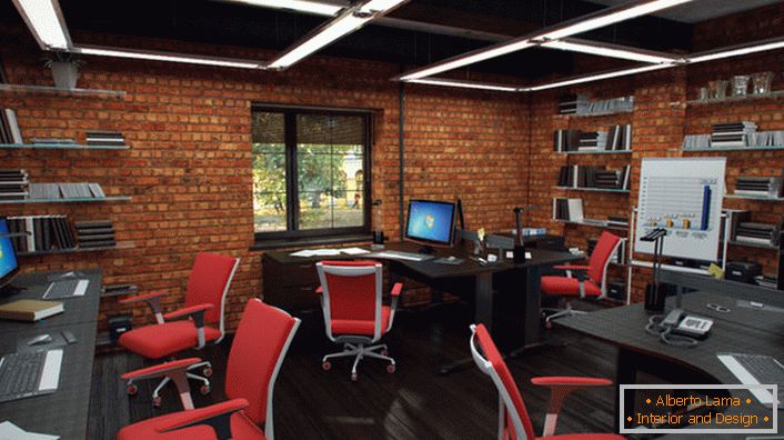 Црвене столице у канцеларији у стилу поткове изгледају органски и креативно. Ентеријер је што је могуће функционалнији.