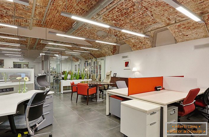 Изглед у стилу канцеларије таванице велике компаније, као успешан пример усаглашавања са концептом стила.