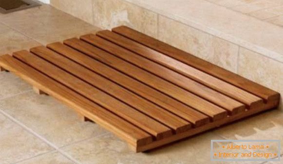 Дрвена решетка на поду у купатилу
