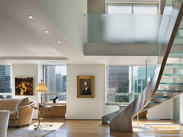 Унутрашњост у стилу Арт Ноувеау дизајнирана је у складу са захтевима за дизајн двоетажних станова. Елегантне, глатке линије намештаја и степеништа чине атмосферу пријатним удобним.
