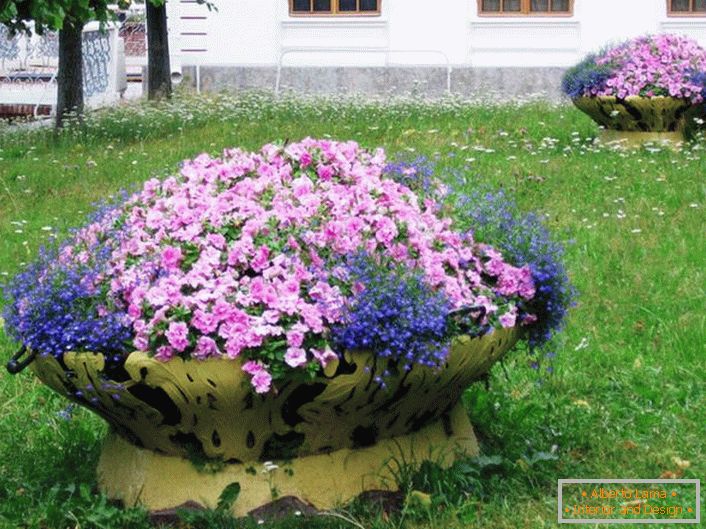 Декорација цвећа са гуме не траје пуно времена и не узима много енергије.