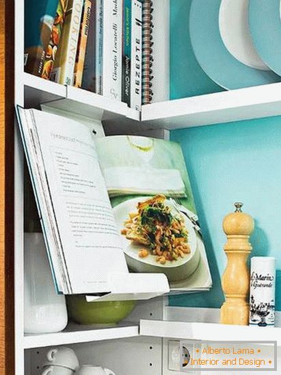 Књиге и посуђе у малој кухињи у тиркизној боји
