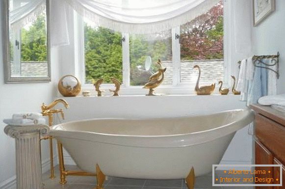 Дизајн купатила са златним орнаментима