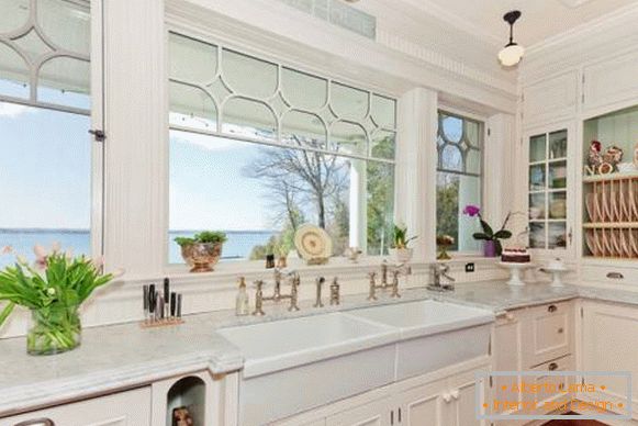 Једноставна и лијепа декорација прозора у кухињи