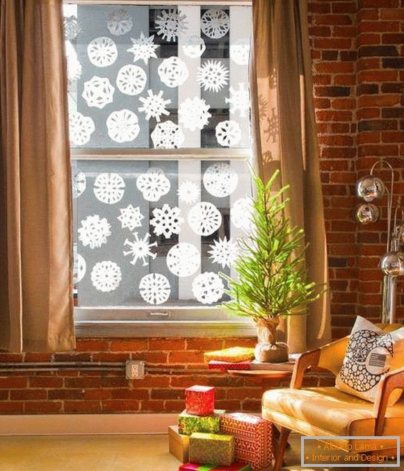 Изрезати и лепити пахуљице на прозорима за Нову годину