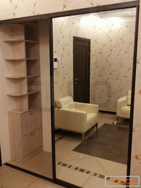 Уграђени гардеробни простор са огледалима у унутрашњости ходника
