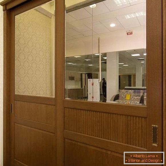 Дрвена врата за уградни гардеробни простор са огледалом