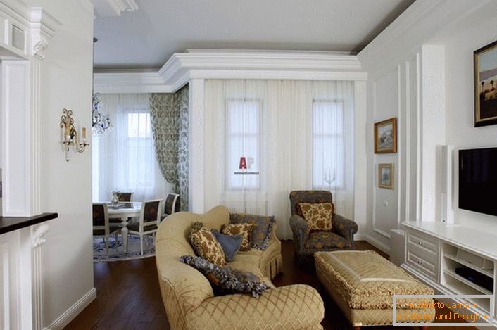 Дизајн собе за госте користи светле боје. Намештај беж хармонично комбинује са белим декорацијом зидова.