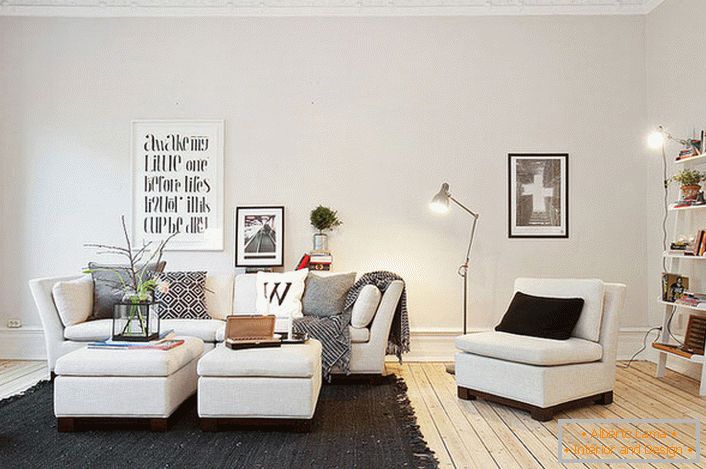 Скандинавски стил у унутрашњости привлачи једноставност и задржавање. Мирне, меке боје су одличне за уређивање дневне собе. 
