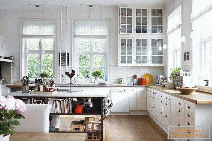 Пространа кухиња у скандинавском стилу требало би да буде што је могуће светлија. Приоритет се даје дневном светлу, тако да је кухиња опремљена великим прозорима са дрвеним оквирима. 