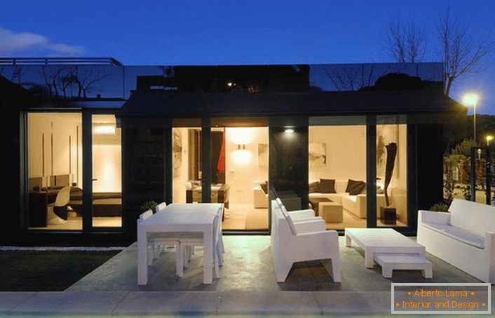 Стилски дизајн модуларне куће изгледа органски са правилно дизајнираним двориштем. 