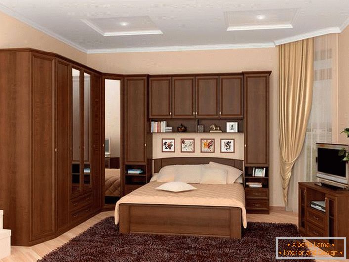 Практично решење за смештај у спаваћој соби је модуларни апартман који ради на кревету. Ефикасна уштеда простора.