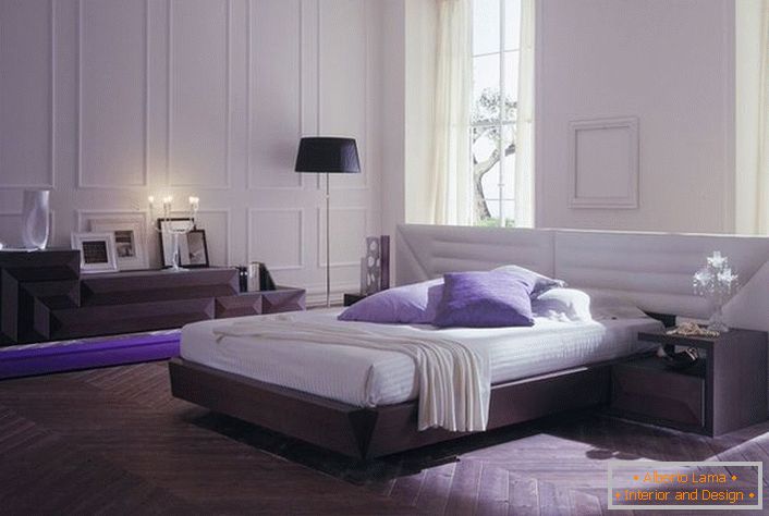Минималистичка спаваћа соба опремљена је модуларним намештајем. Правилно одабрана светлост чини простор романтичним и пријатним.