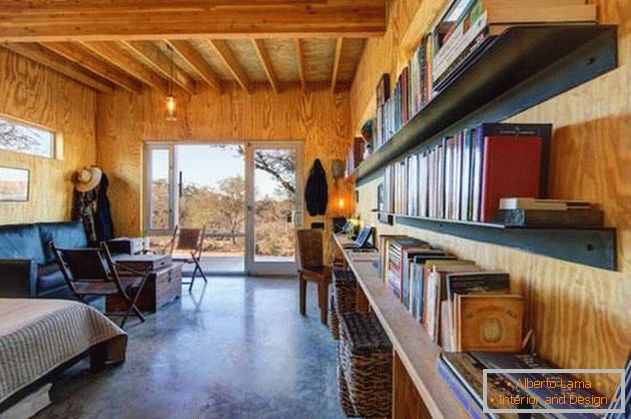 Мала јефтина дрвена кућа у САД: книжные полки