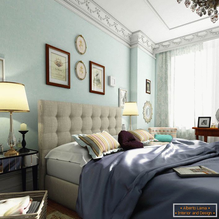 Спаваћа соба у енглеском стилу је уређена у меким плавим бојама. Пастелне боје дају ефекат визуелног проширења простора. 