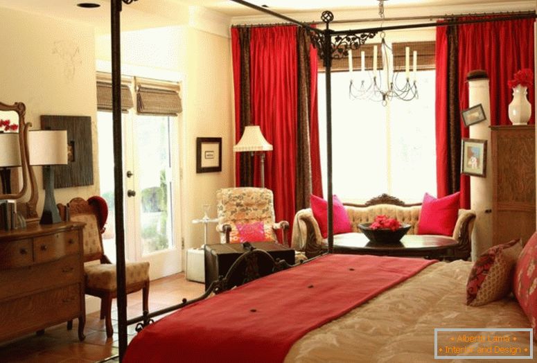 традиционални-мастер-спаваћа соба-намештај-са-црвеном-завјеском-антикуе-огледало-и-столом-лампа-јединствени-плочице-подове-најбоље-светло-жуто-зид-слика- дизајн-идеје