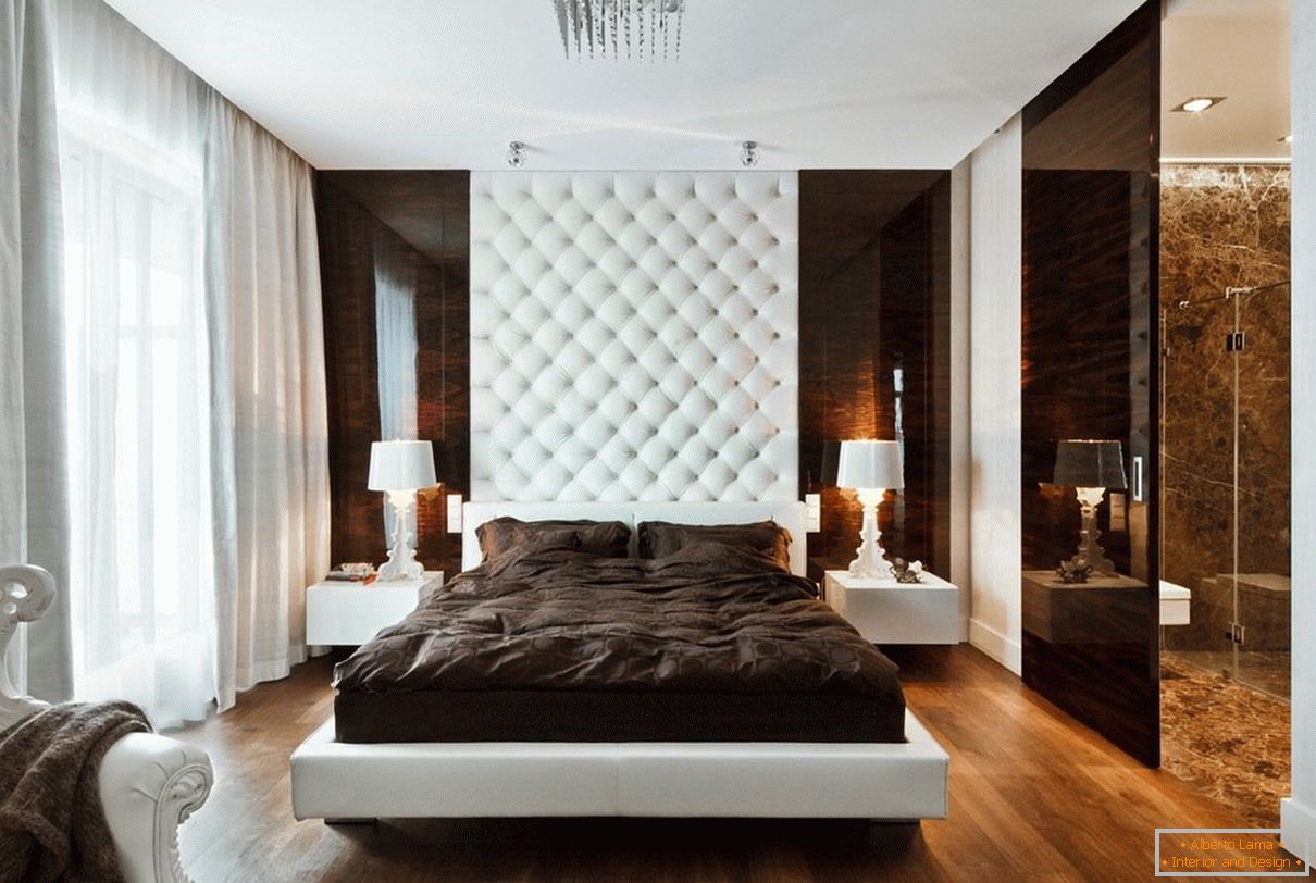 Бела комбинована са смеђим декором у спаваћој соби