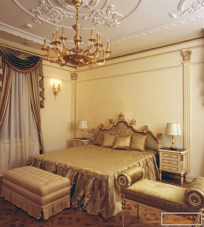 Спаваћа соба у Емпире стилу. Уздржан дизајн ентеријера чини простор лакшим, пространим и непрекиданим. 