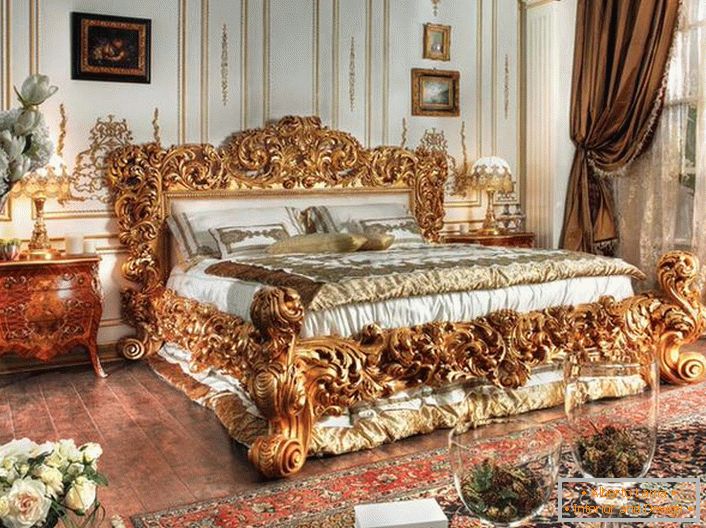 Луксузни кревет направљен је у најбољим традицијама империјског стила. Масивна леђа од резбареног дрвета од племените златне боје истичу се на позадини осталих унутрашњих детаља.