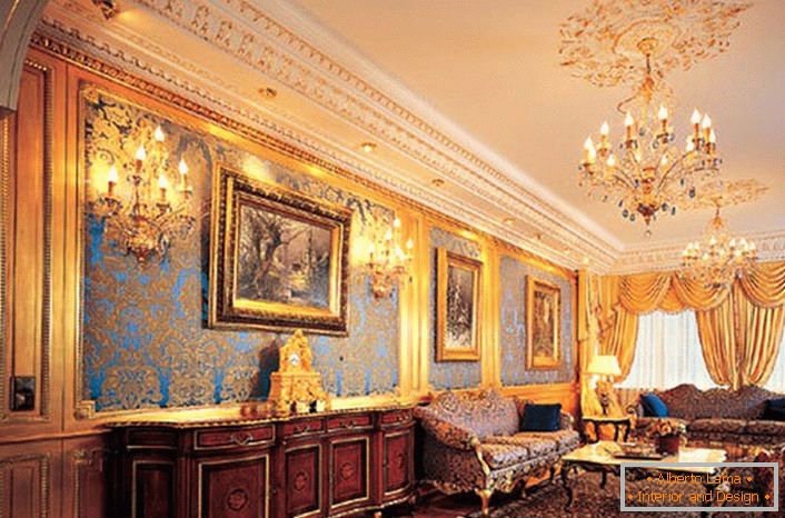 Дневни боравак у кући велике француске породице. Стил империје у гостинској соби показује статус власника куће. Роиал, скупи апартмани су занимљиви са правом комбинацијом детаља. Фретворк на зидовима, лампе, лустери и златним ламбрекуинима складно гледају у целокупну слику унутрашњости. 