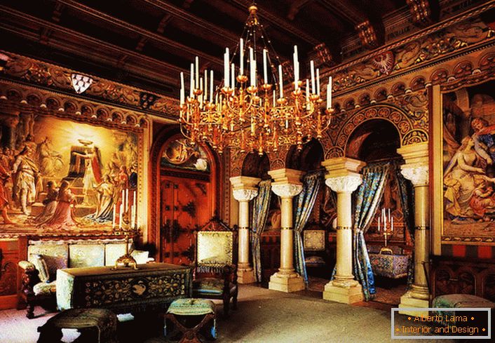 Велики лустер са свећама креће се од гостију у ходнику до прошлог века. Краљевске виле са колонама и сликарским сликама дају просторији још више помпезности.