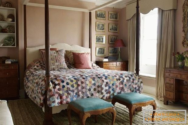 Велика спаваћа соба са старинским креветом