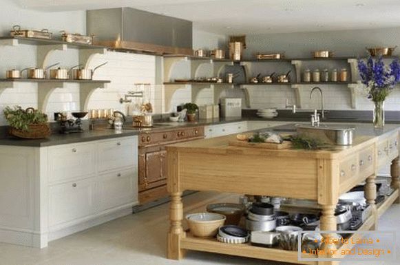 Отворите полице од бакарних посуђа у дизајну кухиње