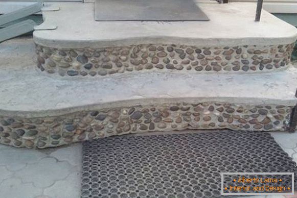 Необична завршна трема израђена од бетона са малим шљунком