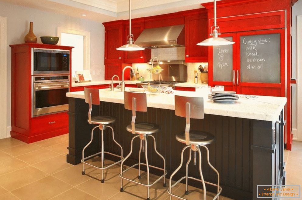 Вишеслојни плафон у кухињи са црвеним намештајем