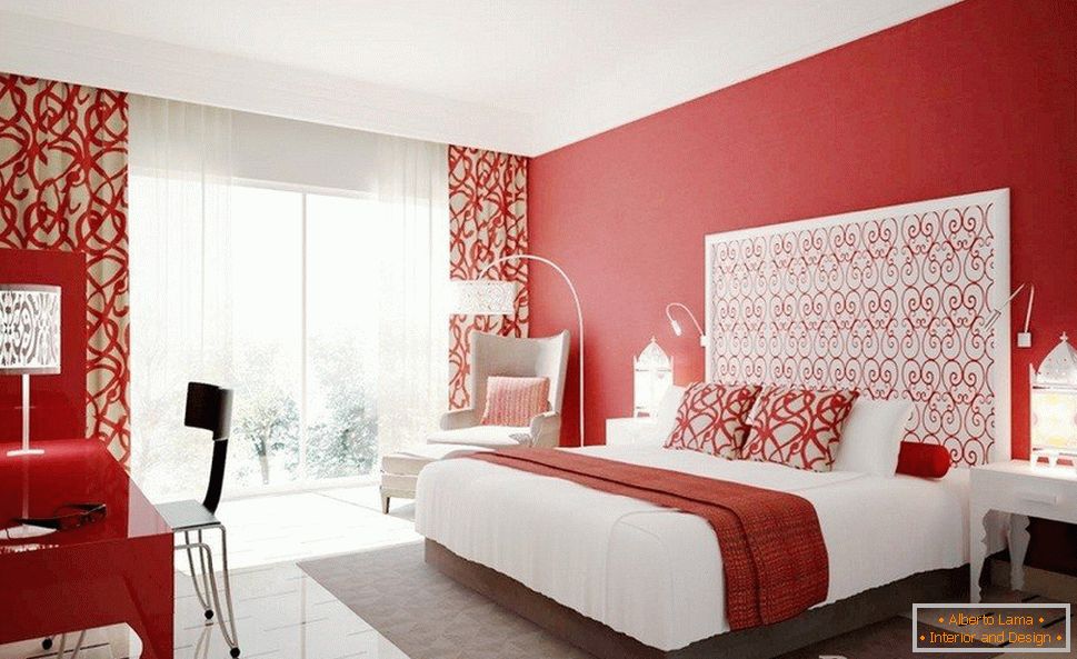 Бијели намјештај у спаваћој соби са црвеним зидовима