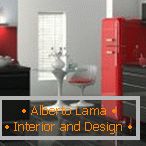 Црвени фрижидер и сиви намештај у кухињи