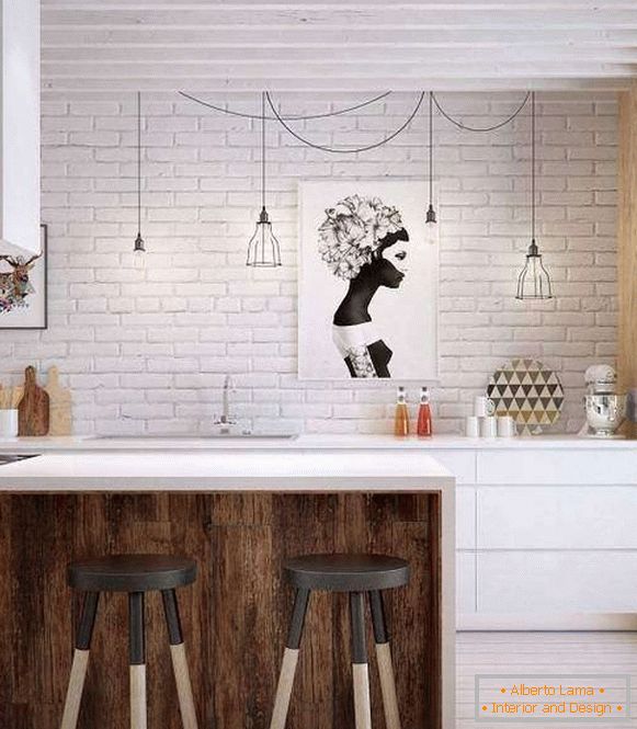 Бијели опечан зид у кухињи у стилу поткове