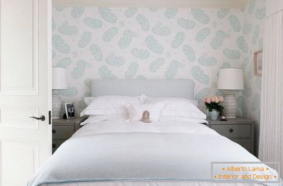 Дизајнирајте тапет за спаваћу собу у бијелим и плавим бојама