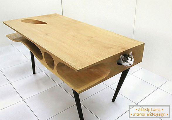 Необичан сто са кућом за мачку