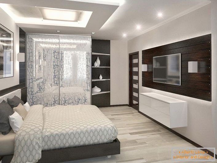Светла, пространа спаваћа соба у високотехнолошком стилу. Правилно усклађени намештај органски комбинује са елементима декорације.