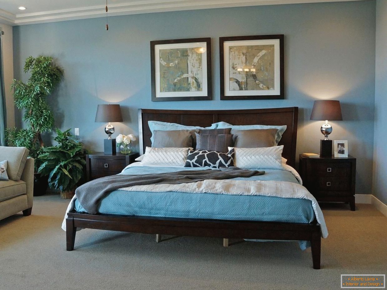 Дрвени кревет у модерној спаваћој соби