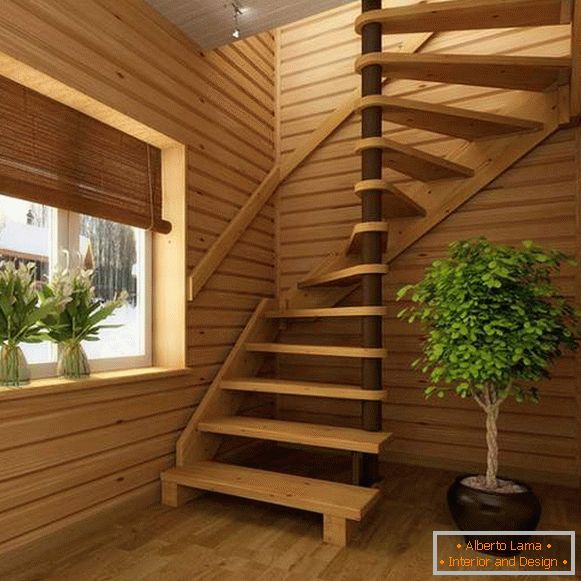 Модерна спирална степеништа у приватној кући од дрвета