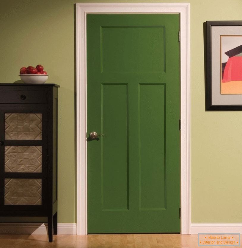 Зелена врата у соби