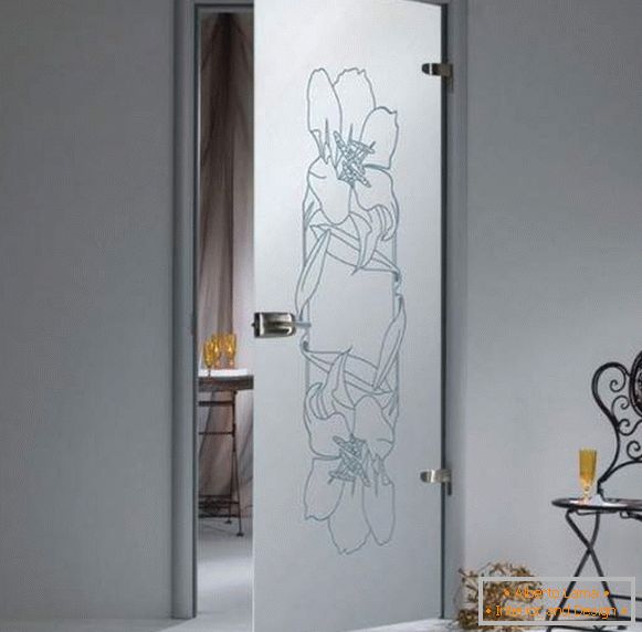 Стаклена врата са стакленим вратима у меду собама са цветним узорцима