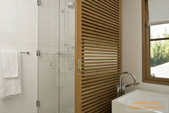 Стакло и дрвене преграде у дизајну купатила