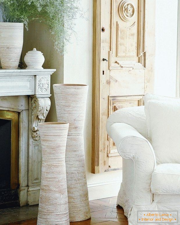 Декорирајте дневну собу са каминским вазама