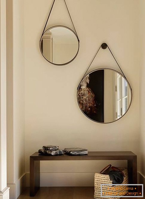 Округла огледала у ходнику - дизајн фотографија у модерном стилу