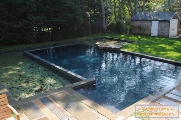 Слика базена у дворишту приватних кућа - бетонски базен