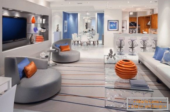 Комбинација наранџасте и плаве боје у сивој дневној соби