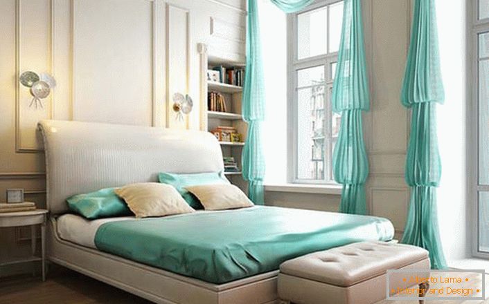 Скромни ентеријер спаваће собе у неокласичном стилу занимљив је акценат боје менте. 