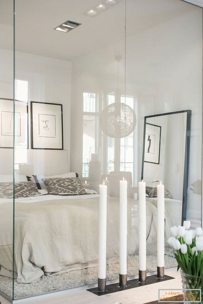Спаваћа соба иза стакларских апартмана у скандинавском стилу